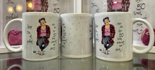 Tasse " Keine Frau ist perfekt...aber die über 50 sind verdammt nah dran"