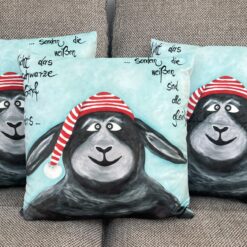 Kissen 40cm x 40cm      " Nicht das schwarze Schaf ist anders...sondern die weißen sind alle gleich"