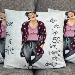 Kissen 40cm x 40cm      " Keine Frau ist perfekt....aber die über 50 sind verdammt nah dran"