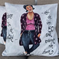 XXL Kissen 60cm x 60cm  "Keine Frau ist perfekt.....aber die über 50 sind verdammt nah dran"