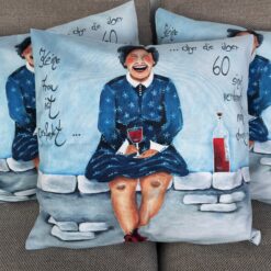 XXL Kissen 60cm x 60cm  "Keine Frau ist perfekt.....aber die über 60 sind verdammt nah dran"